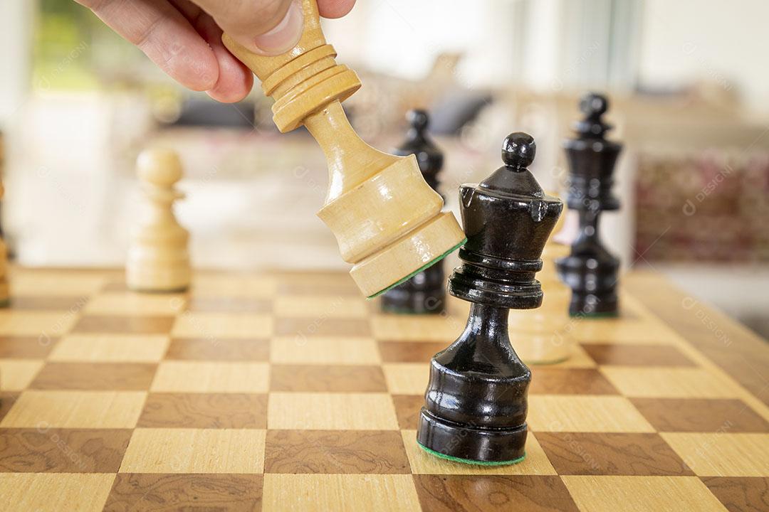 Jogando xadrez em um tabuleiro de madeira, jogo de xadrez de estratégia  [download] - Designi