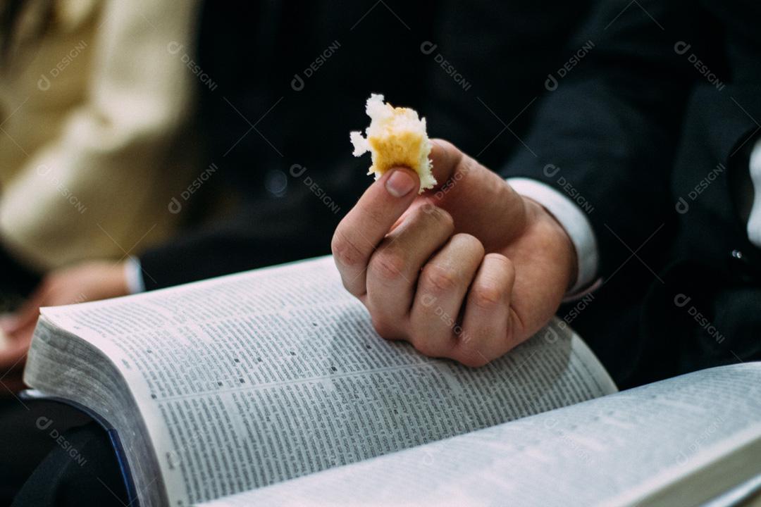 Pessoa Com Bíblia Na Mão E Com Hóstia Imagem JPG