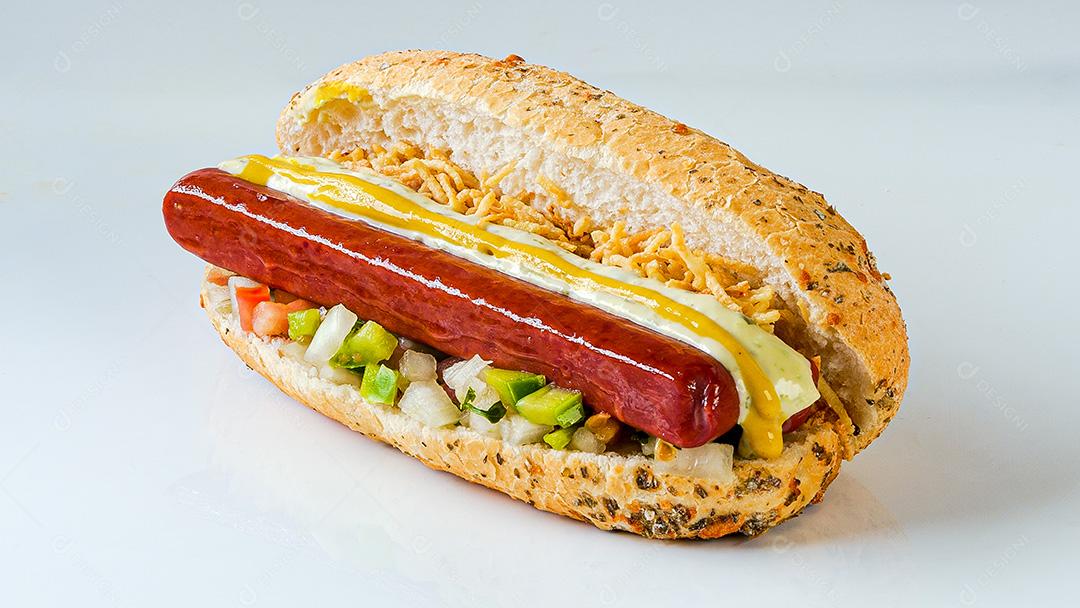 Cachorro-Quente Tradicional Sanduíche Servido Com Linguiça Molho de Batata Frita no Pão Especial