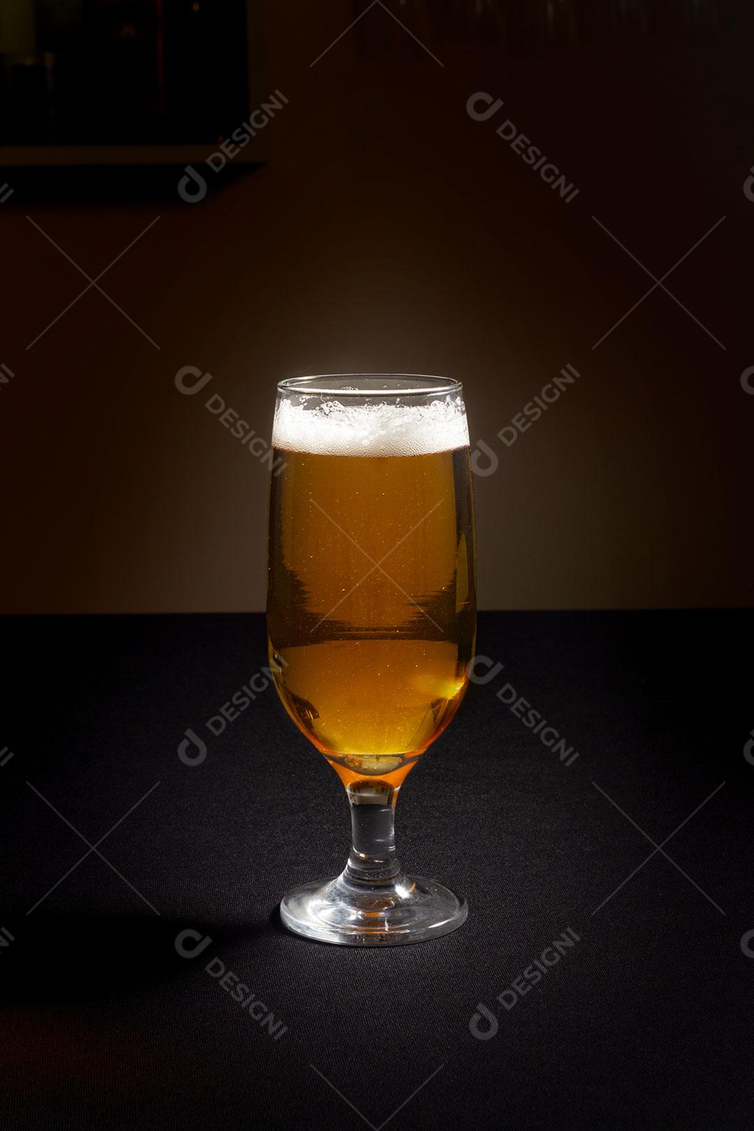 Cerveja Pilsen Isolado em Fundo Preto Imagem JPG