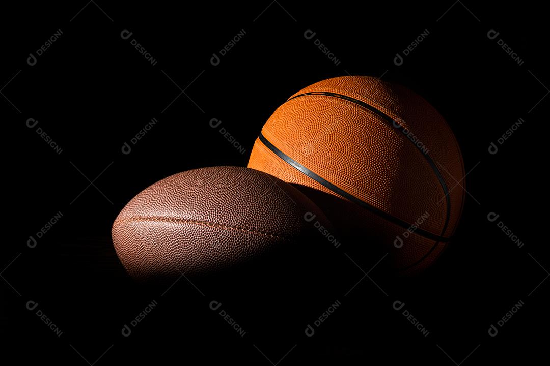 Bola Do Futebol Americano Na Tabela Contra O Fundo Escuro Imagem de Stock -  Imagem de projeto, escuro: 118399509
