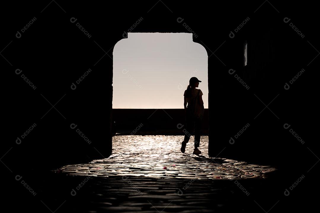 Silhueta Uma Figura Sombra Desconhecida Uma Porta Por Uma Porta fotos,  imagens de © zeferli@gmail.com #212890974