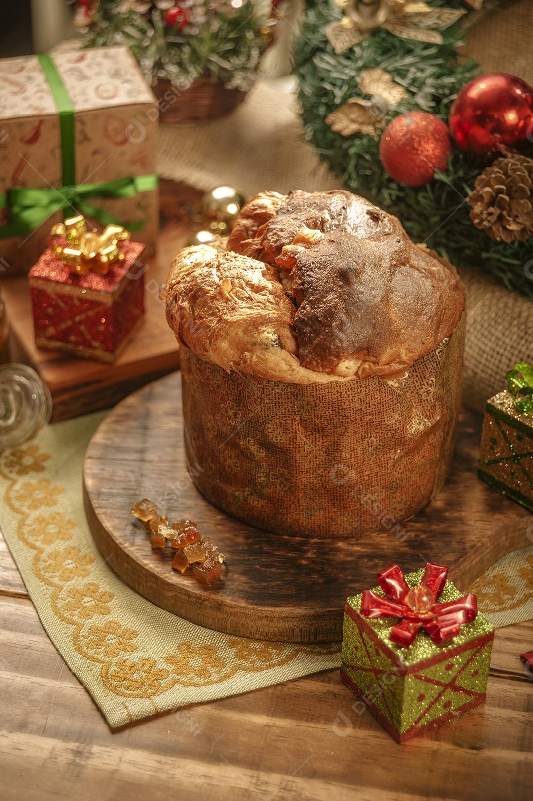 Panetones, Passas e Cubos de Frutas Cristalizadas Em Uma Tábua de Madeira  Com Enfeites de Natal Imagem JPG [download] - Designi