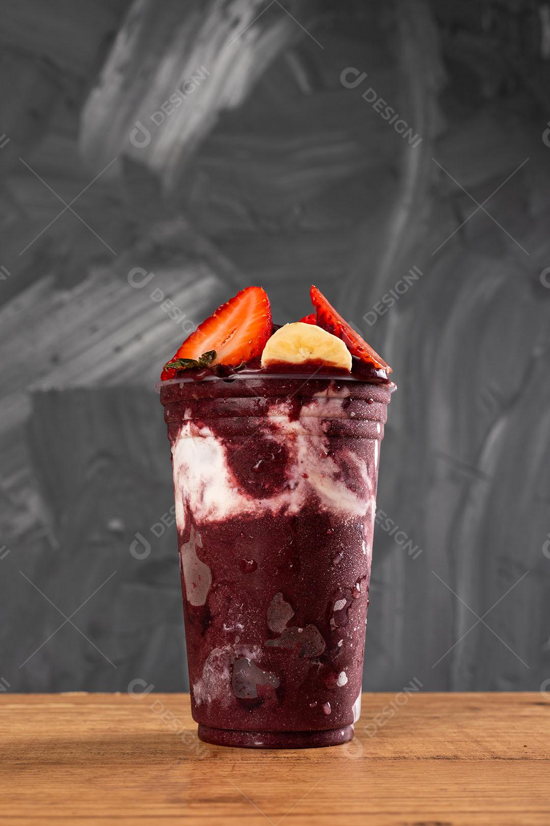 Batido De Sorvete Brasileiro De Açaí Berry Congelado Em Copo De Plástico Imagem JPG