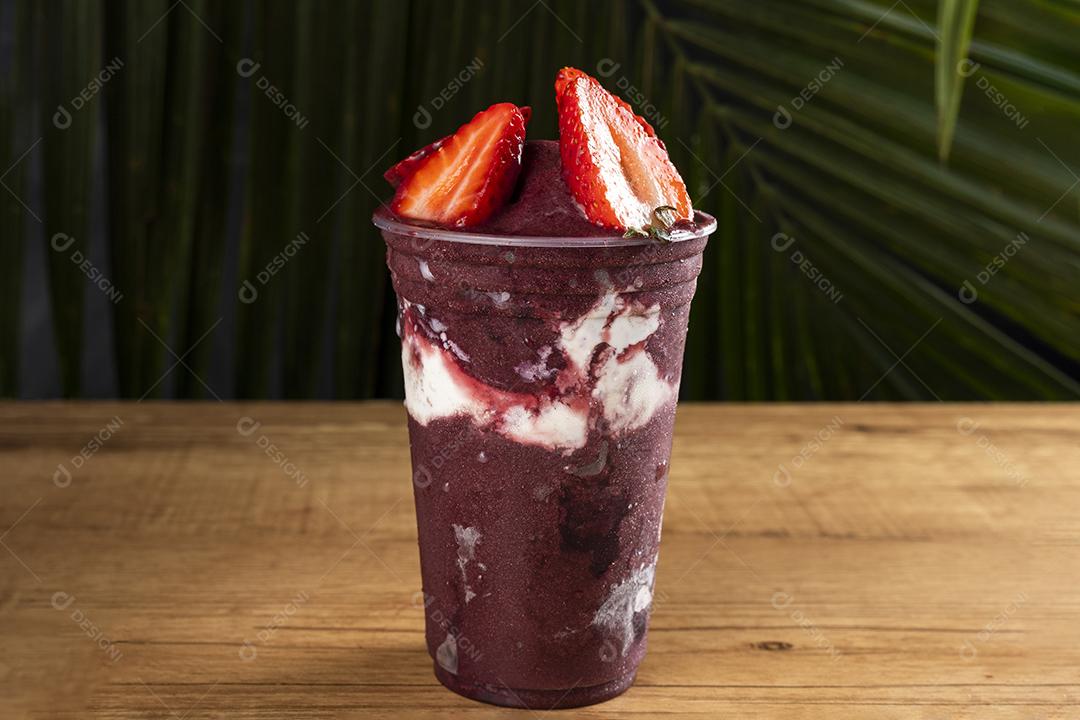 Batido De Sorvete Brasileiro De Açaí Berry Congelado Em Copo De Plástico Imagem JPG