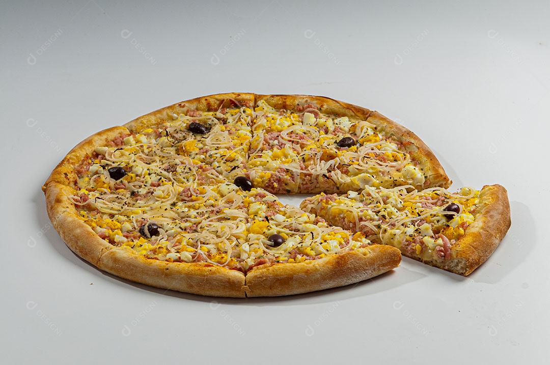 Pizza Tradicional Com Sabor à Portuguesa, Com Molho de Tomate, Mussarela, Ovos, Cebola, Orégãos e Azeitonas Imagem JPG