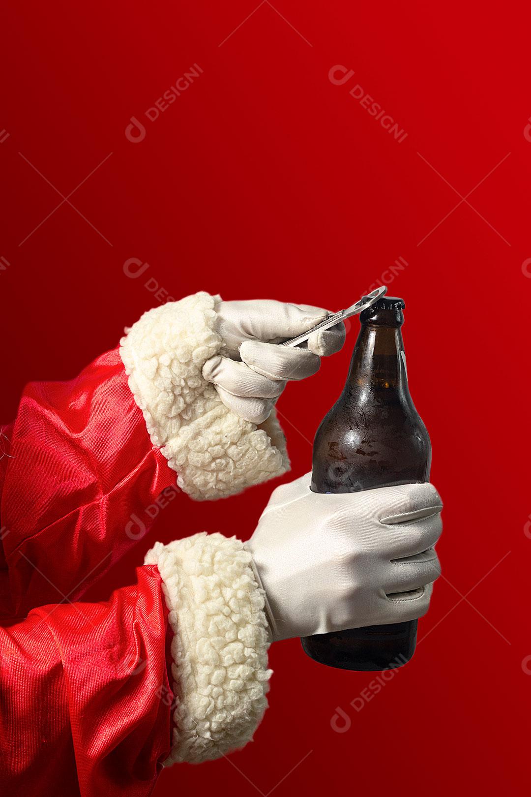 Papai Noel Abrindo Uma Garrafa de Cerveja. Fundo Vermelho Imagem JPG