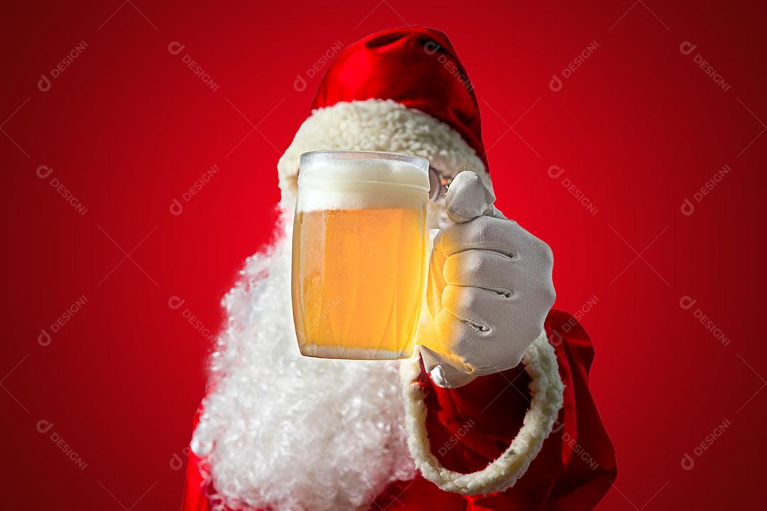 Papai Noel Segurando Uma Caneca de Cerveja Isolada em Fundo Vermelho Imagem JPG