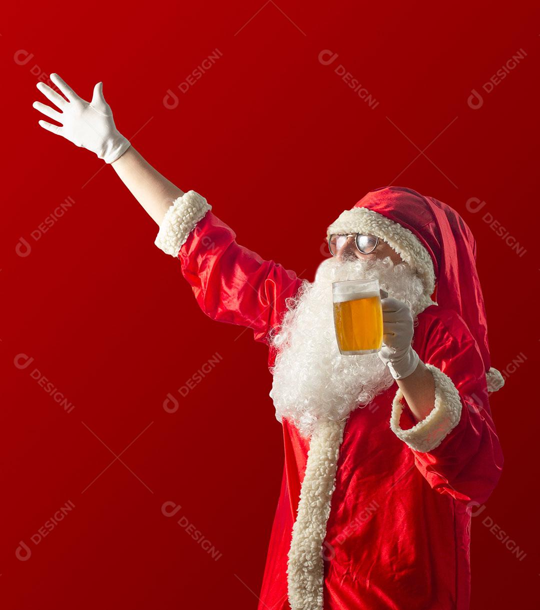 Papai Noel Com Uma Caneca de Cerveja Acenando Com a Mão para Cumprimentar Alguém Imagem JPG