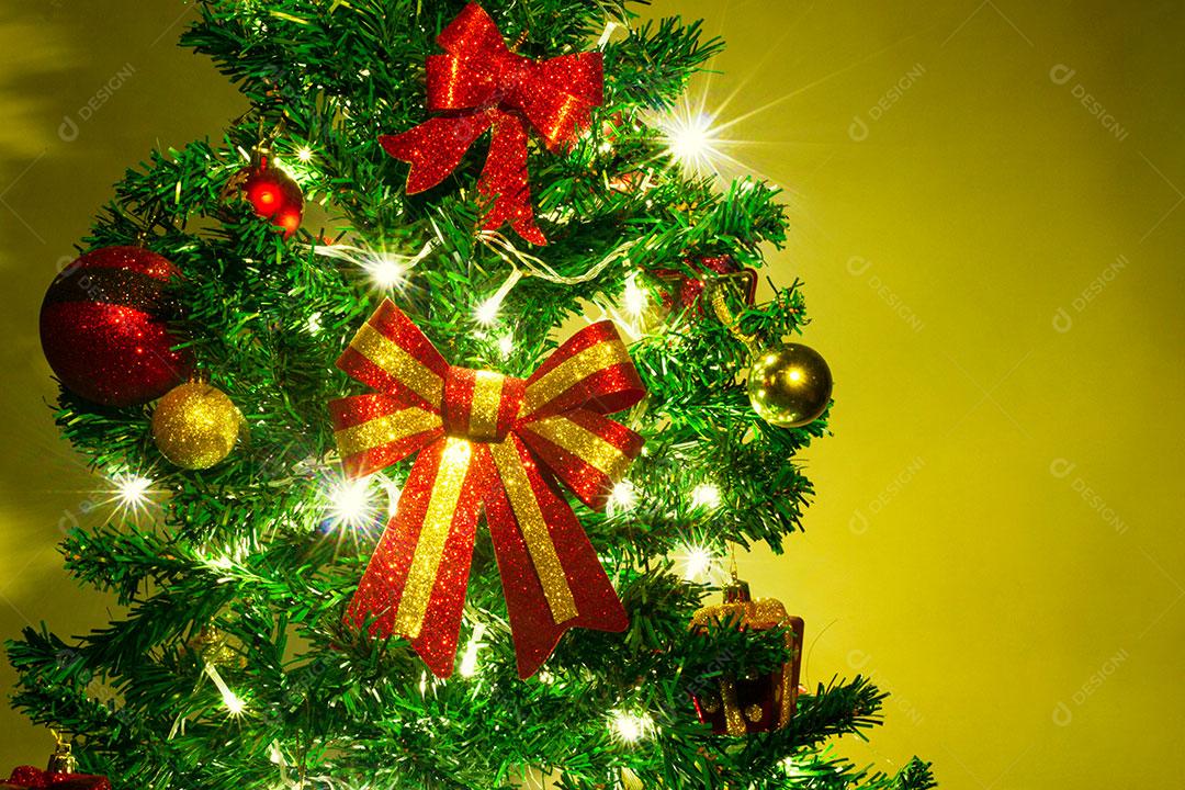 Feche a Decoração Em Uma Árvore de Natal Com Luzes Acesas Imagem JPG  [download] - Designi