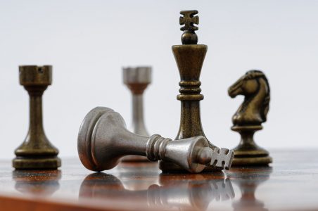 Jogo de xadrez xeque-mate e vitória de estratégia no jogo de xadrez
