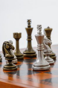Peça De Xadrez De Cavaleiro De Madeira No Tabuleiro De Xadrez Ao Ar Livre  Imagem de Stock - Imagem de xadrez, figura: 195493959
