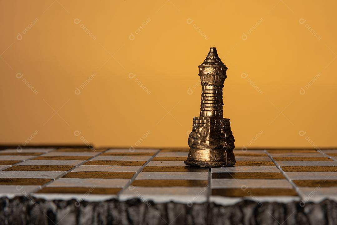 Torre da xadrez do metal imagem de stock. Imagem de tabuleiro - 82215257