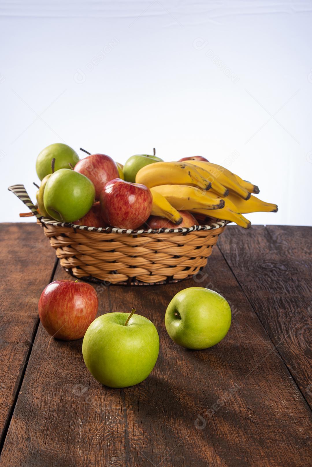 Cesta De Frutas Com Bananas Maçãs E Laranjas Em Mesa De Madeira Polida Imagem JPG