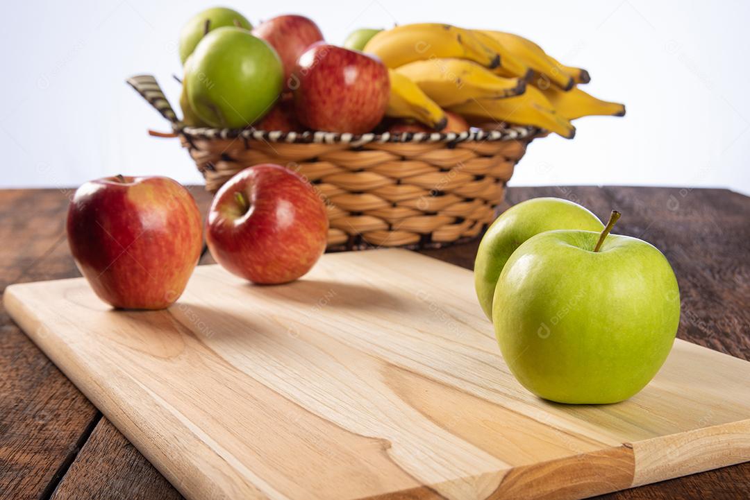 Cesta De Frutas Com Maçãs Bananas E Laranjas Em Mesa De Madeira Polida Imagem JPG