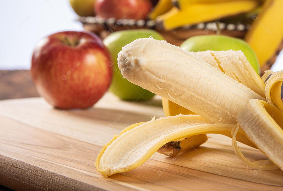 Banana Descascada E Maçãs Em Madeira Polida Imagem JPG