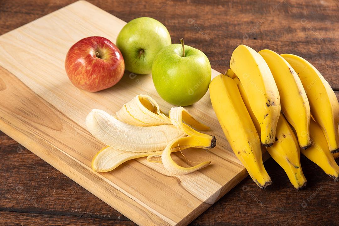 Banana Descascada E Maçãs Em Madeira Polida Imagem JPG