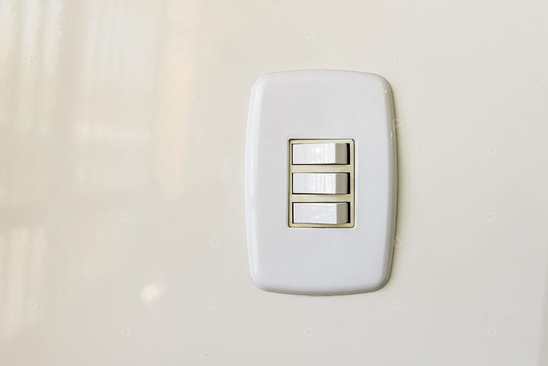 Interruptor Elétrico Branco na Parede Mão Ligando Imagem JPG