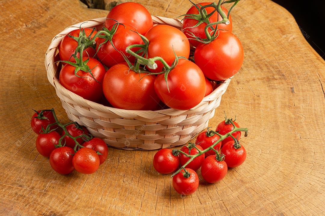 Lindos Tomates Em Uma Cesta De Palha Sobre Madeira Imagem JPG