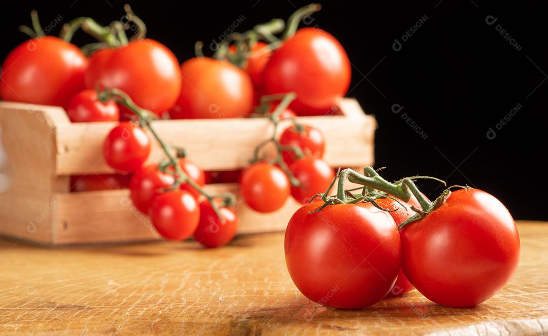 Tomates Lindos Dentro De Uma Caixa De Madeira Imagem JPG