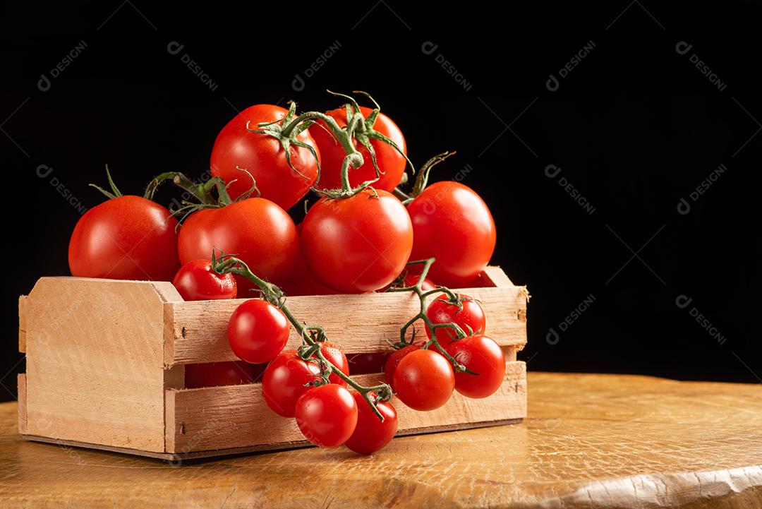Lindos Tomates Dispostos Dentro De Uma Caixa De Madeira Imagem JPG