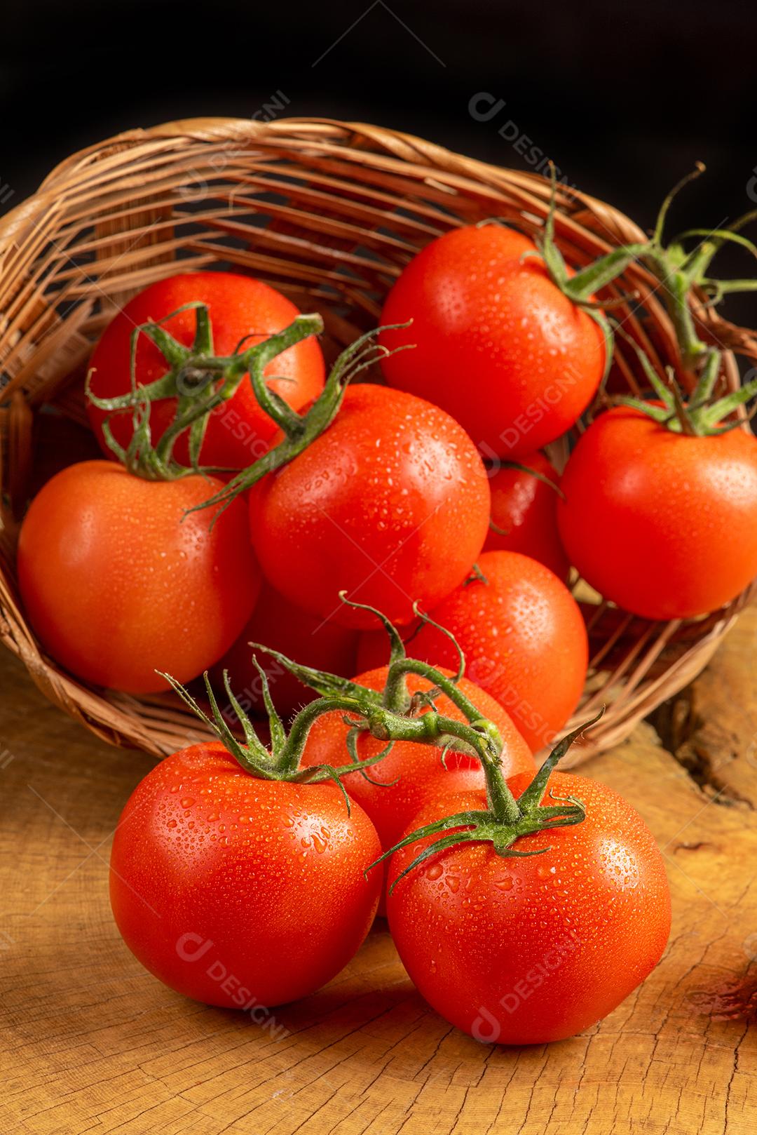 Lindos Tomates Em Uma Cesta De Palha Imagem JPG