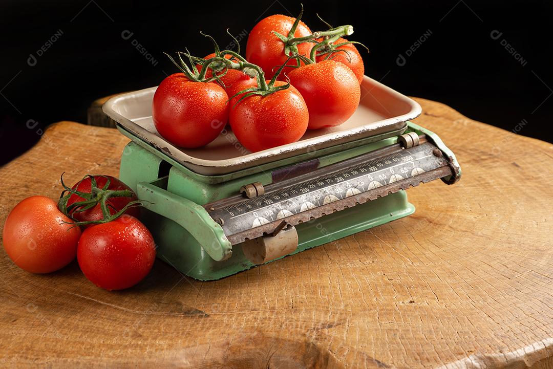 Lindos Tomates Colocados Em Uma Balança Antiga Imagem JPG