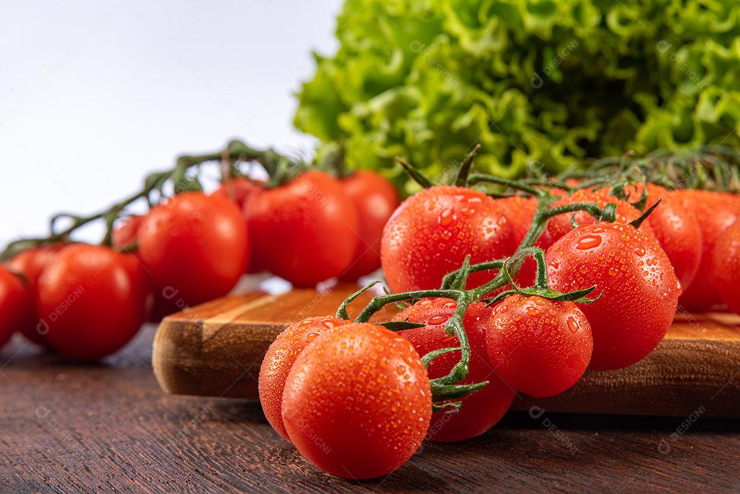 Tomates E Alface Colocados Sobre Mesa Imagem JPG