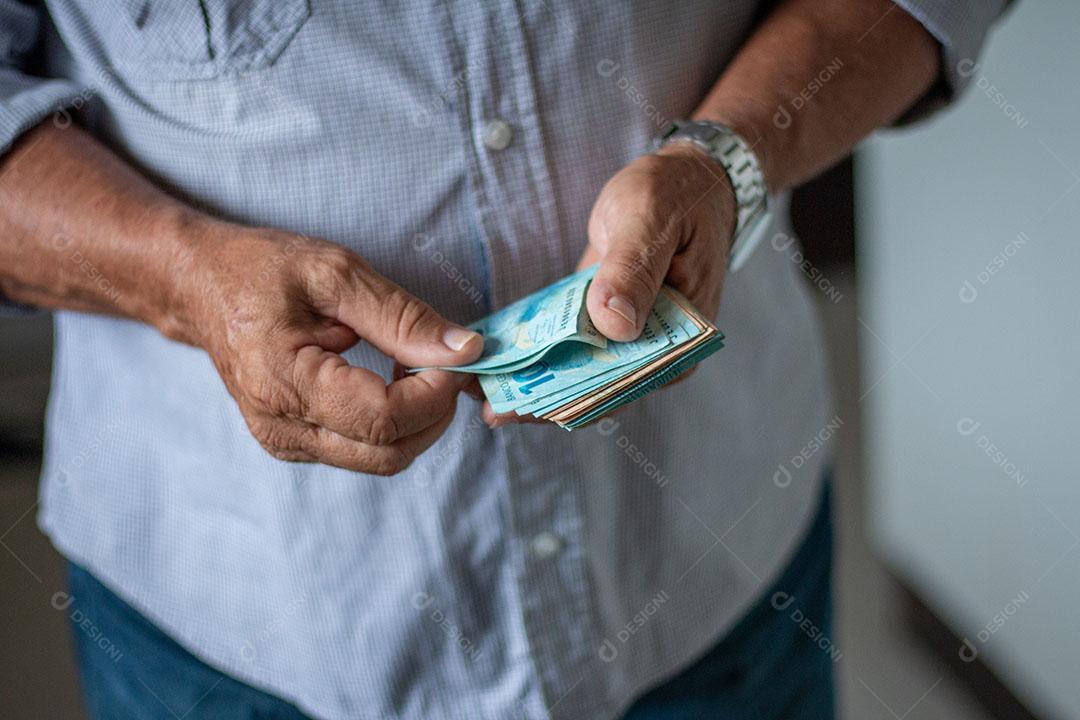 Homem Segurando Notas de Dinheiro Brasileiro Com a Mão Imagem JPG