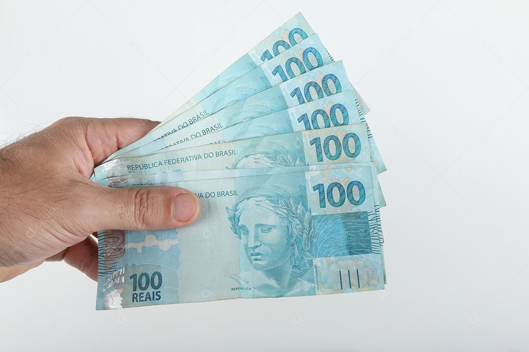 Mão Segurando o Dinheiro Brasileiro Notas de 100 Reais Imagem JPG