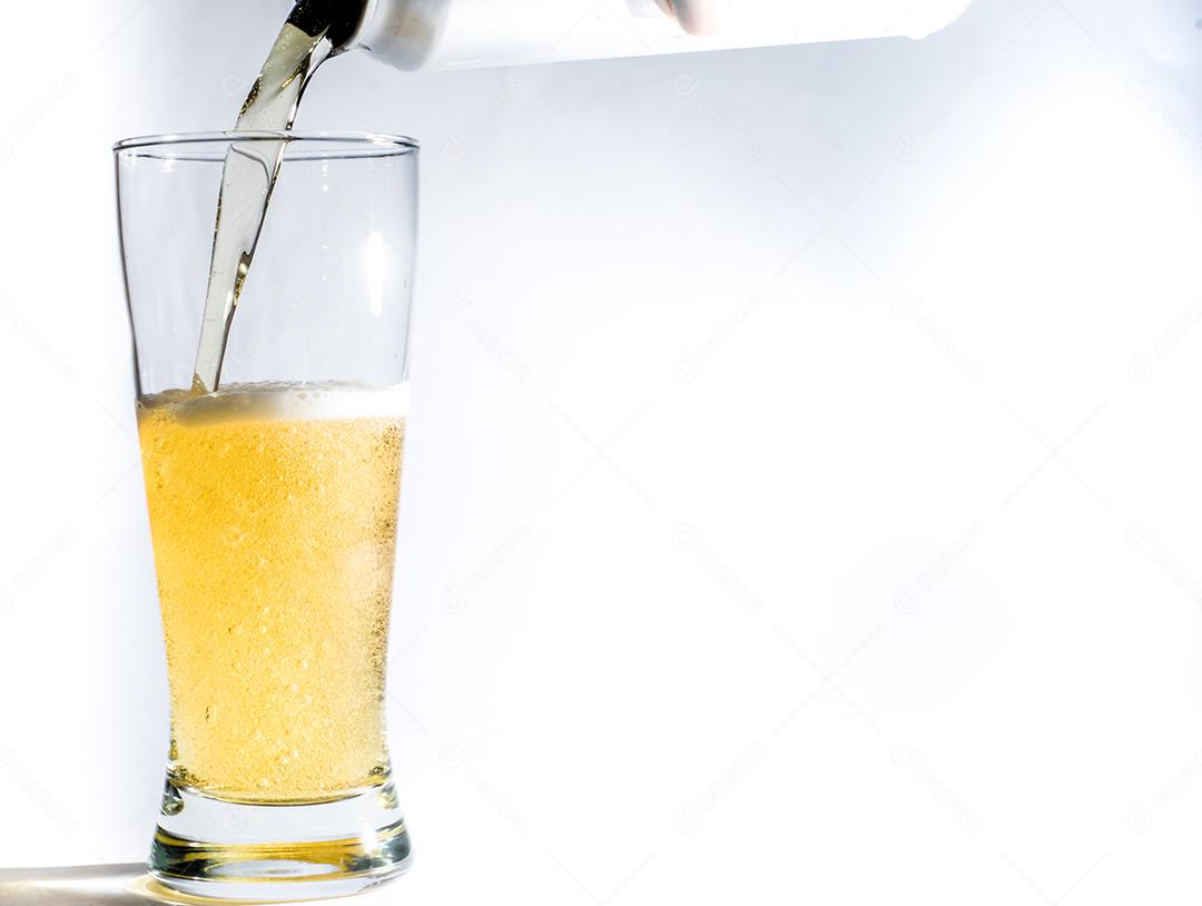 Copo de vidro preenchendo de cerveja