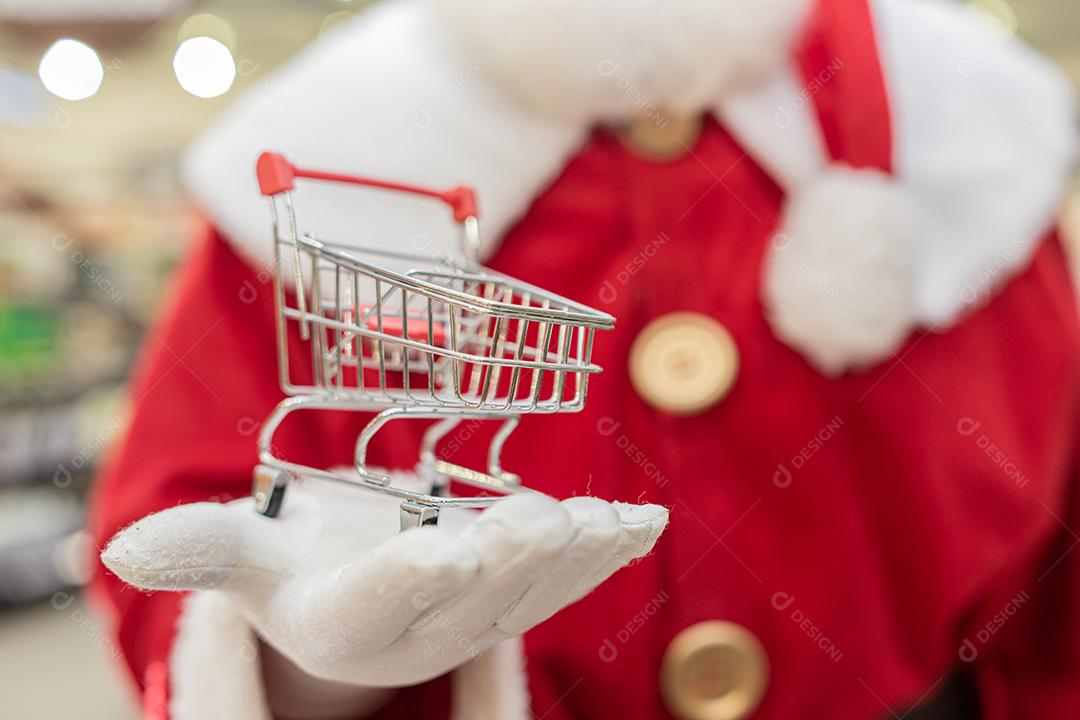 Papai Noel fazendo compras no supermercado