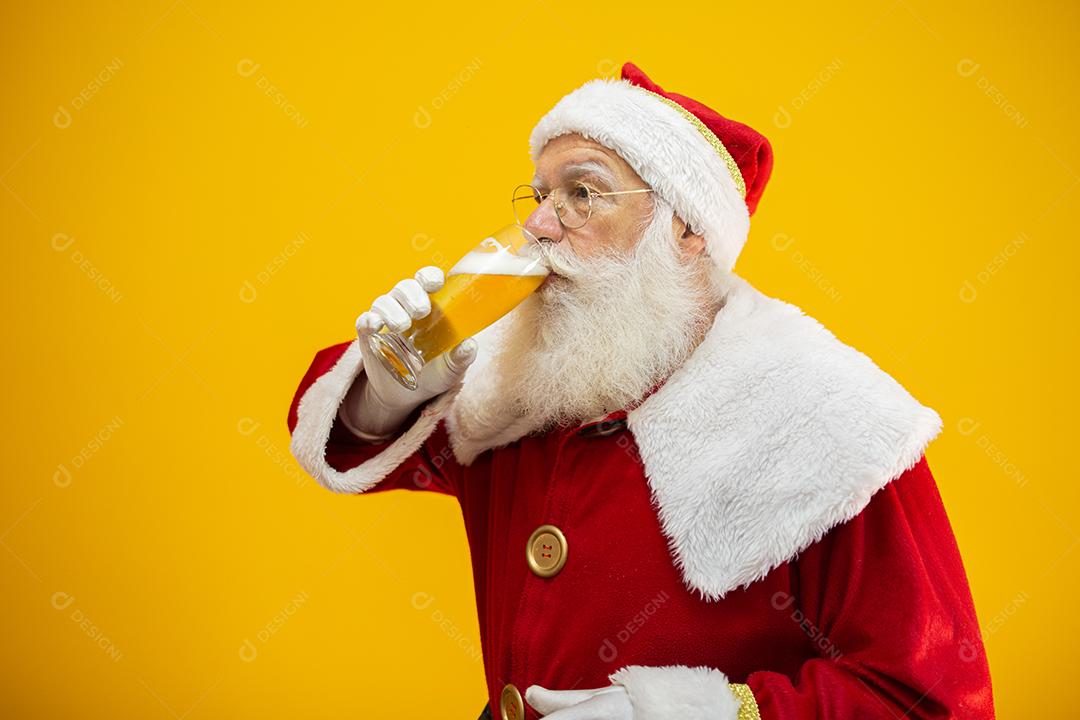 Papai Noel bebendo um copo de cerveja. Tempo de descanso. Bebida alcoólica