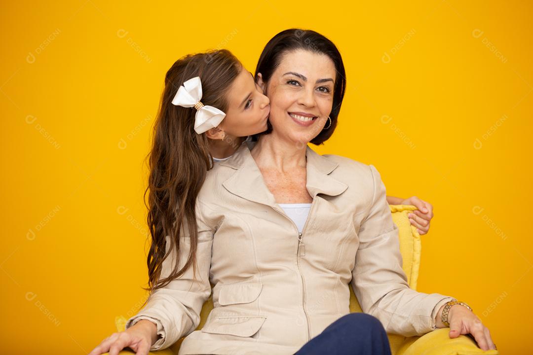 Feliz Dia das Mães! Feche o retrato de mãe e filha bonitas e encantadoras com sorrisos