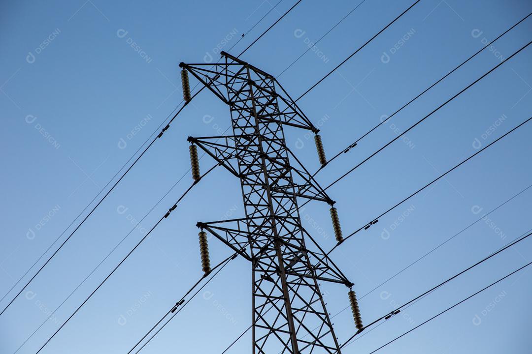 Procure alta tensão de torres de transmissão de energia. Céu azul.