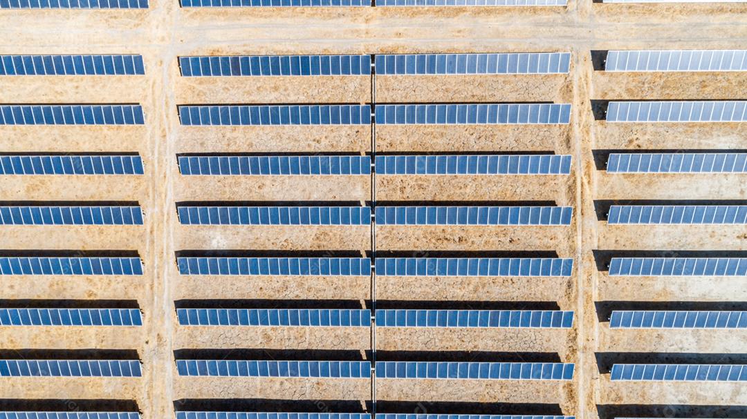 Linhas de painéis solares em Solar Farm na zona rural do Chile. Fazenda de energia solar. Alto ângulo
