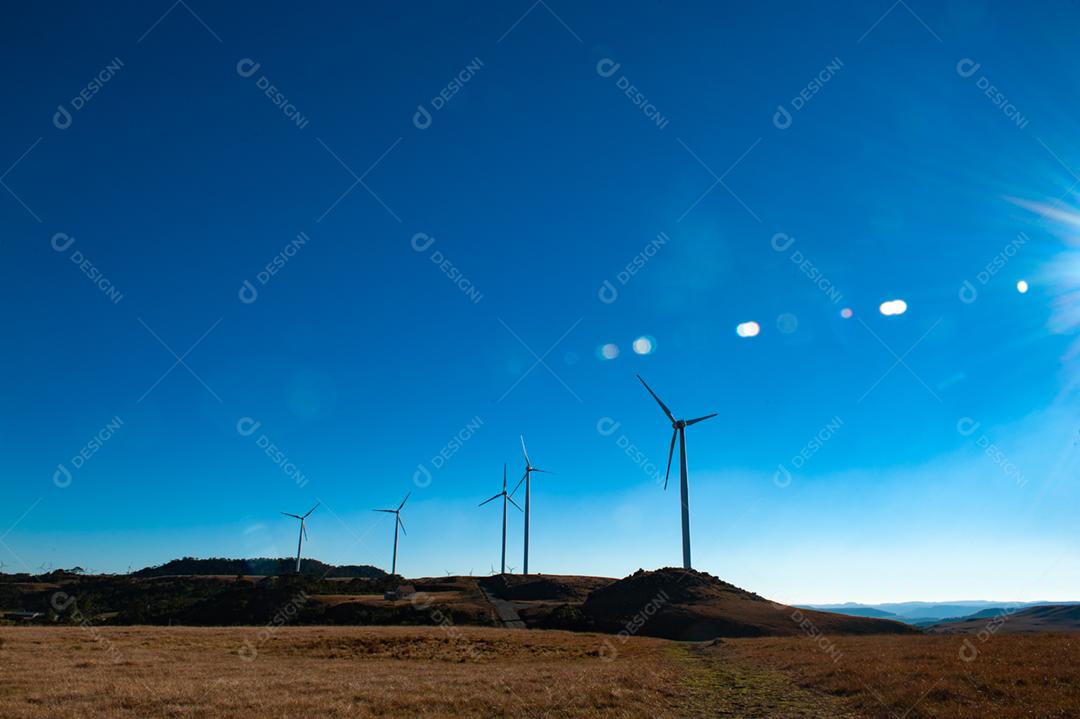 Parque eólico projeto industria sobre campo céu azul