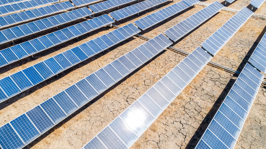 Linhas de painéis solares em Solar Farm na zona rural do Chile. Fazenda de energia solar. Alto ângulo