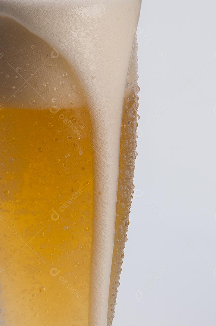 Copo de vidro respingado de água bebida cerveja espuma sobre fundo branco