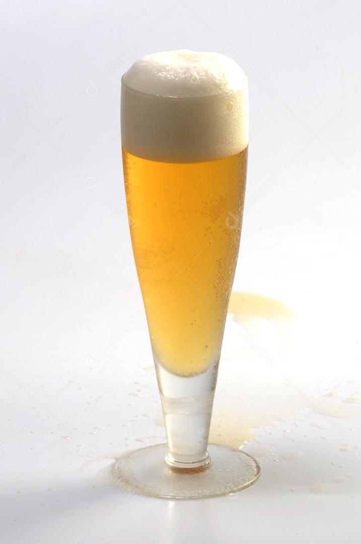 Taça de vidro bebida cerveja sobre fundo branco isolado