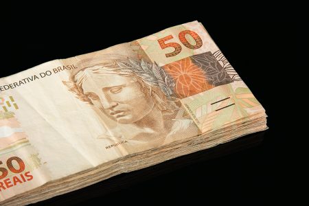 Notas de dinheiro real brasileiro em fundo branco, 50 [download] - Designi
