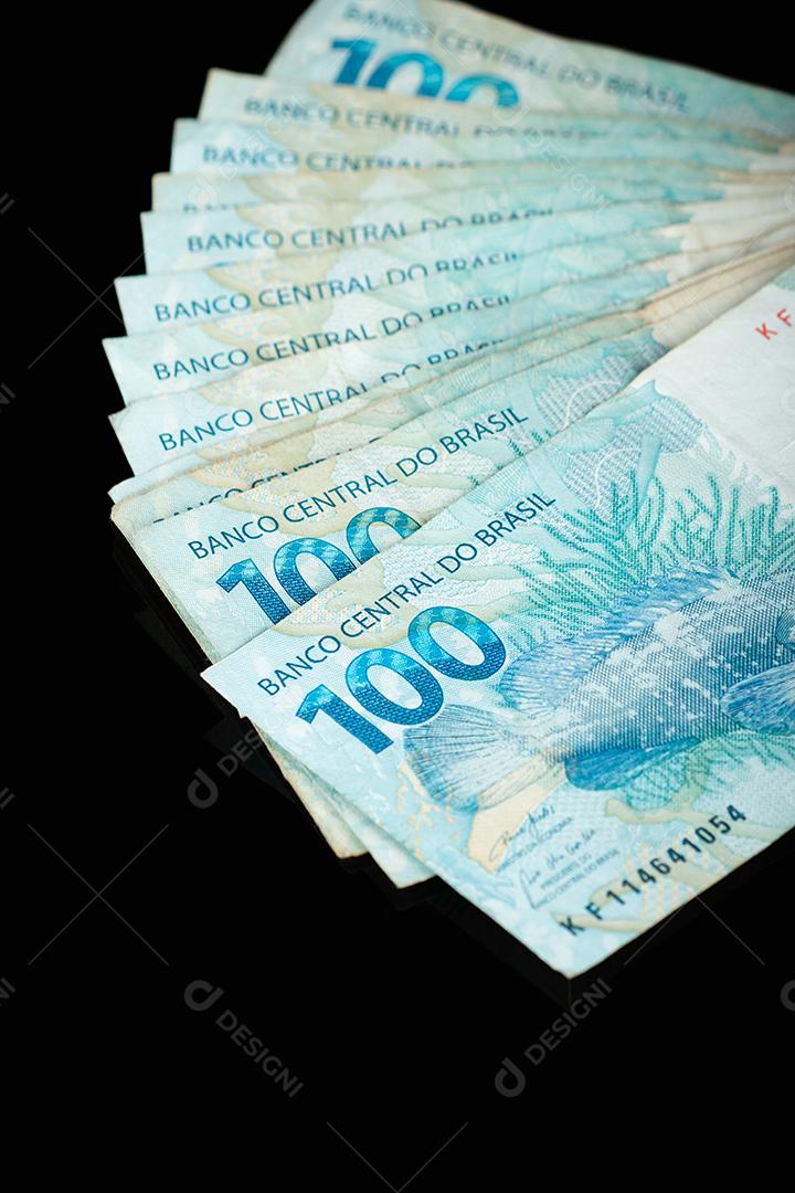 Várias notas de cem reais do brasil, textura de dinheiro brasileiro, notas  de superfície de reais