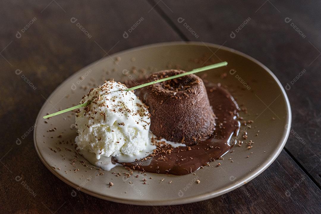 Petit gateau, sobremesa tradicional com sorvete e cupcake de chocolate.