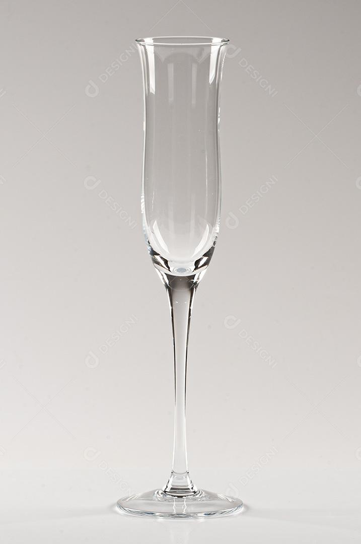 Taça de cristal para espumantes, champanhes e lambruscos, servidos refrigerados.