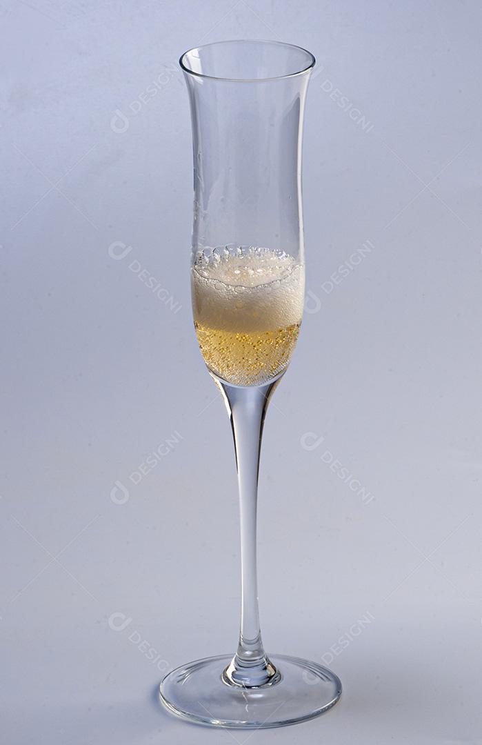 Taça de cristal para espumantes, champanhes e lambruscos, servidos refrigerados.