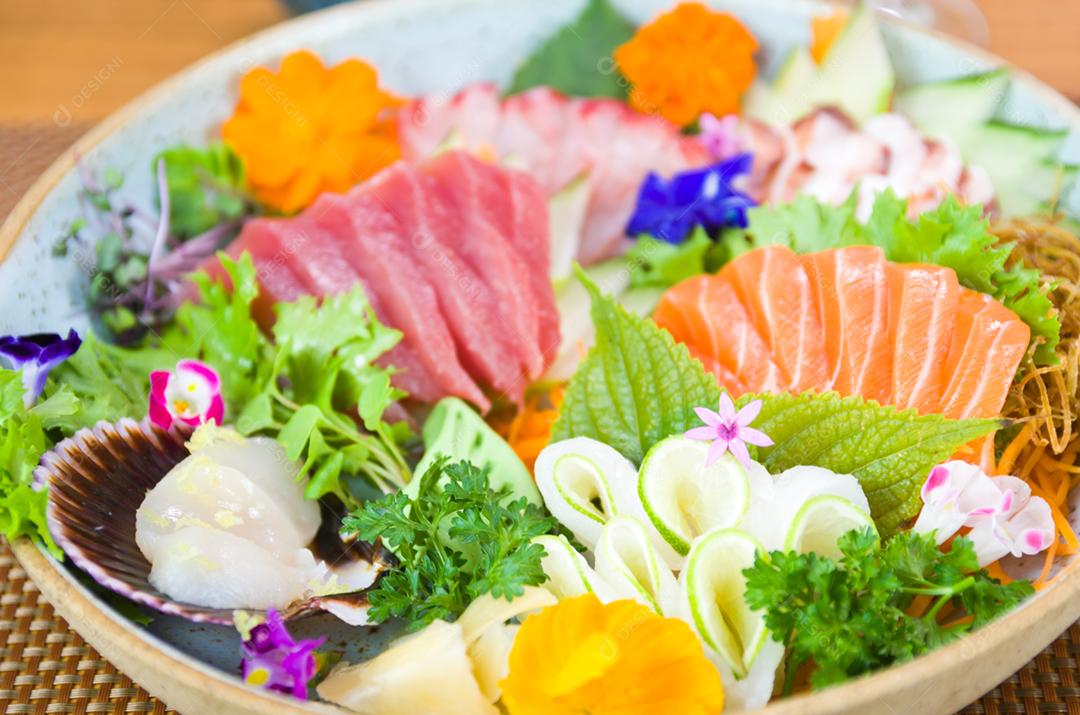 Prato decorado com diferentes sabores de sushi sashimi elegante, salmão, atum, linguado, salmão queimado