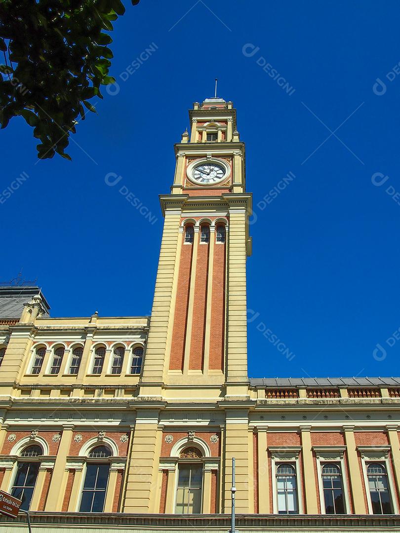 Vista da torre do relógio da estação Luz com céu azul [download