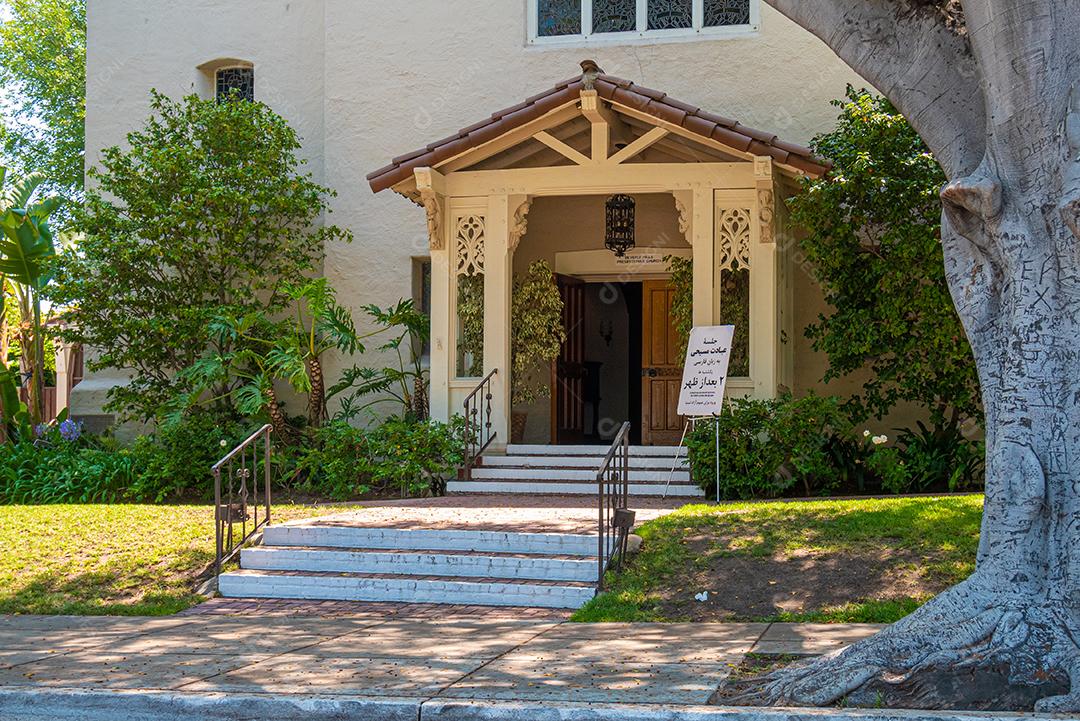 Vista da entrada da Igreja Presbiteriana de Beverly Hills.