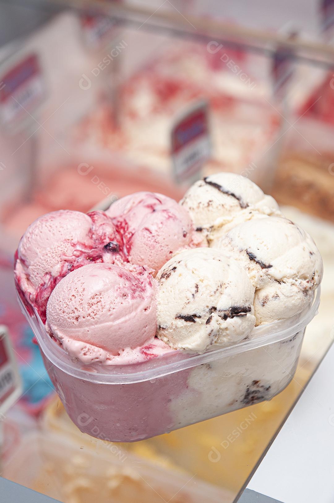 Grande pote de sorvete no balcão de uma sorveteria.