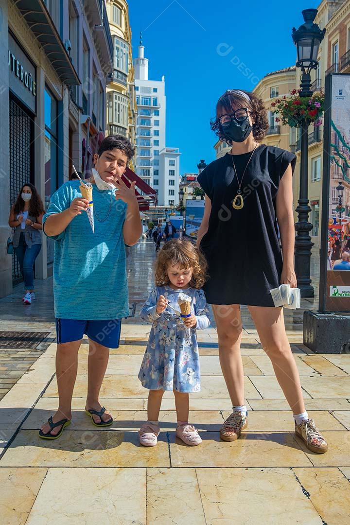 Família na Calle Larios tomando sorvete durante a pandemia, no verão